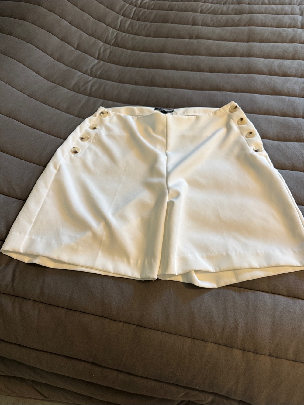 Saks Fifth Avenue Cream Sailor-Button shorts size 10